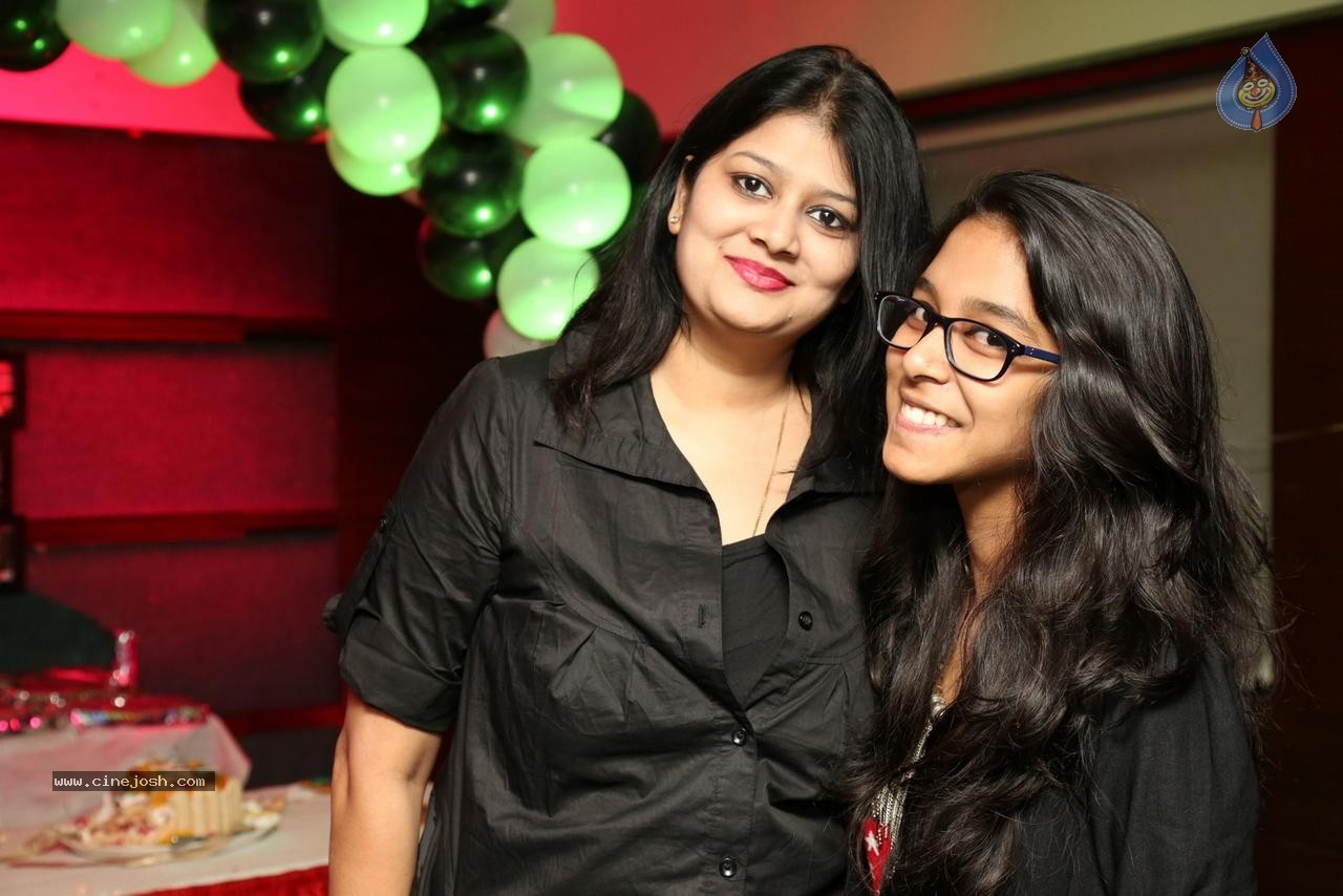 Sonu Jain Birthday Party - 63 / 107 photos