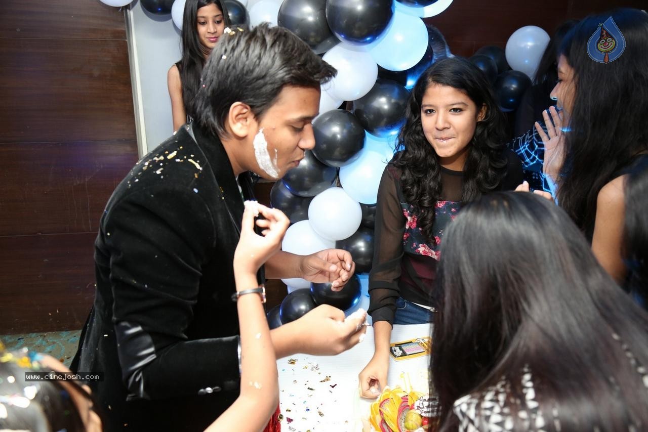 Sonu Jain Birthday Party - 69 / 107 photos