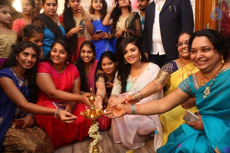 Sreemukhi Launches Manvis Saloon - 25 / 42 photos