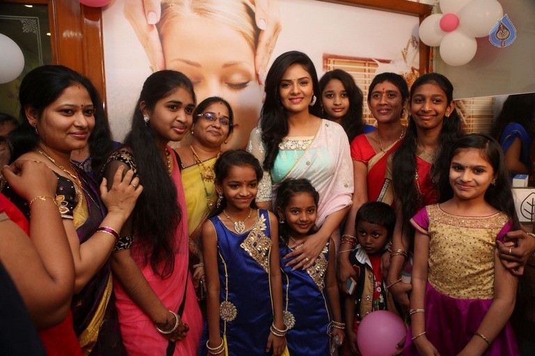 Sreemukhi Launches Manvis Saloon - 29 / 42 photos