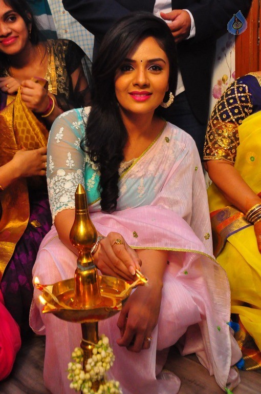 Sreemukhi Launches Manvis Saloon - 34 / 42 photos