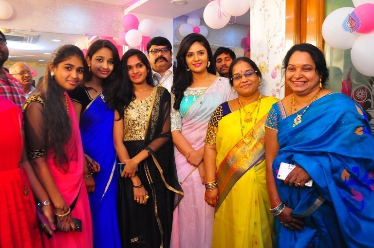 Sreemukhi Launches Manvis Saloon - 39 / 42 photos