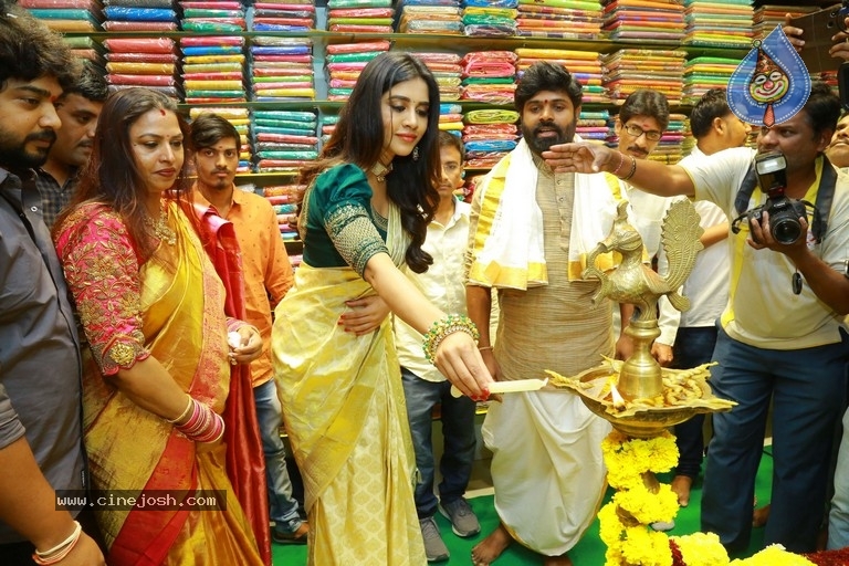 Sri Kanchi Alankar Silks Grand Launch - 20 / 28 photos