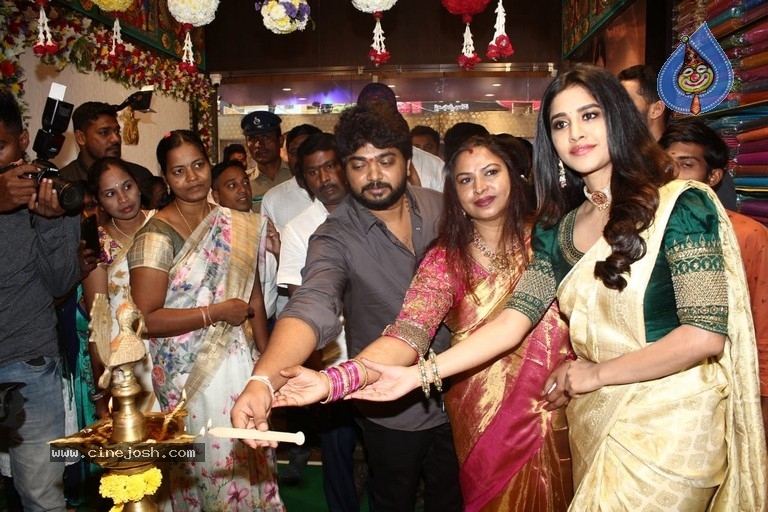 Sri Kanchi Alankar Silks Grand Launch - 25 / 28 photos