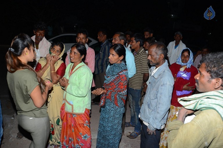 Sri Reddy Distributes Blankets for Orphans - 11 / 40 photos