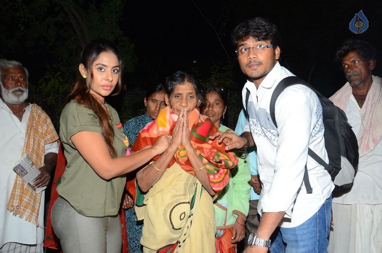Sri Reddy Distributes Blankets for Orphans - 38 / 40 photos