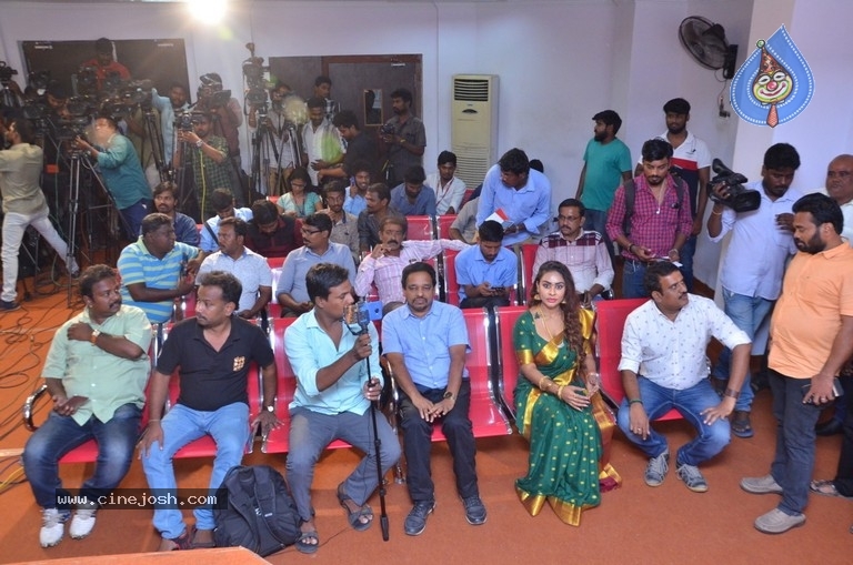 Sri Reddy Press Meet At Chennai Press Club - 14 / 21 photos