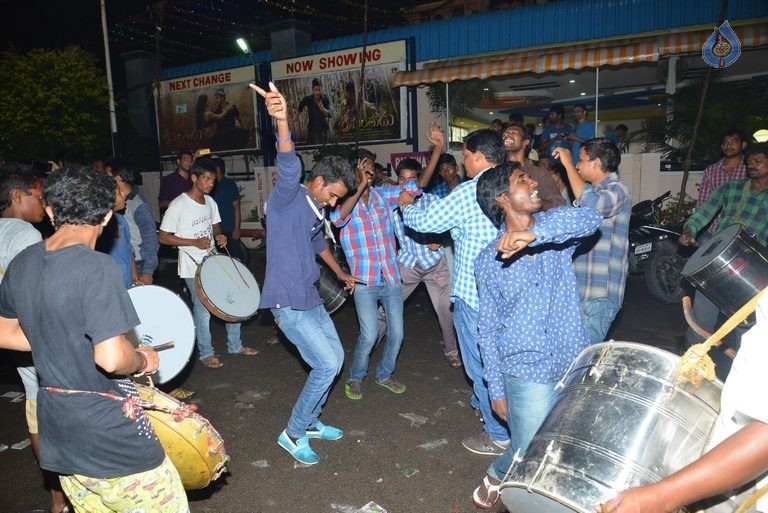 Srimanthudu Theaters Coverage Photos - 31 / 63 photos