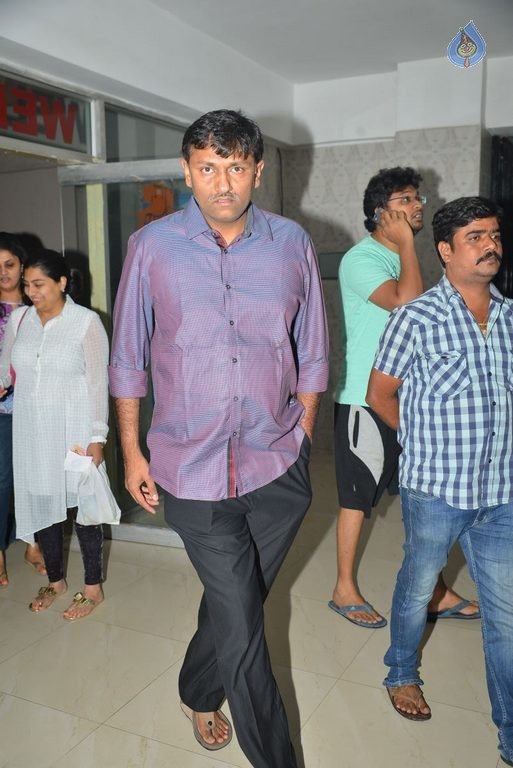 Srimanthudu Theaters Coverage Photos - 32 / 63 photos