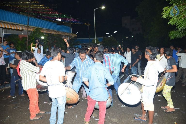 Srimanthudu Theaters Coverage Photos - 41 / 63 photos