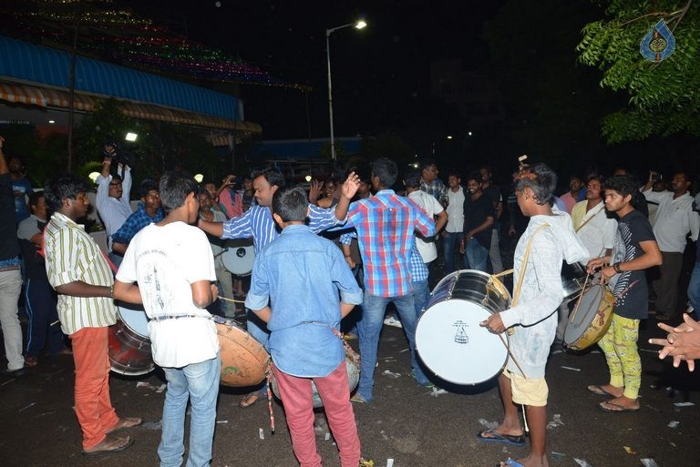 Srimanthudu Theaters Coverage Photos - 51 / 63 photos