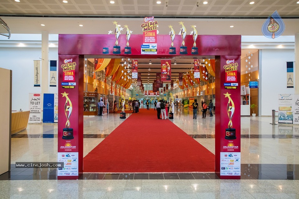 Stars at SIIMA 2013 Awards 02 - 46 / 204 photos