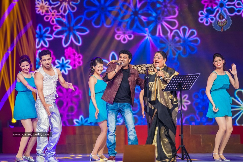 Stars at SIIMA 2013 Awards 02 - 204 / 204 photos