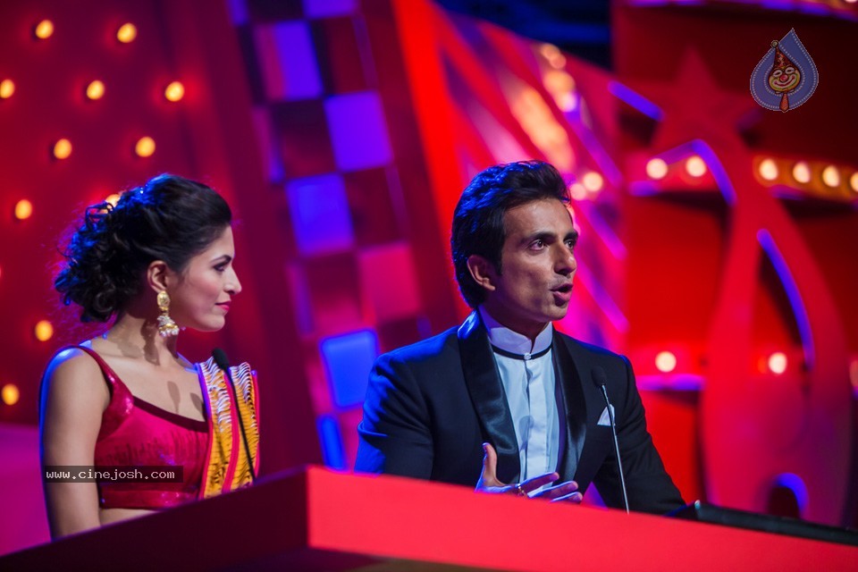 Stars at SIIMA 2013 Awards 01 - 6 / 100 photos