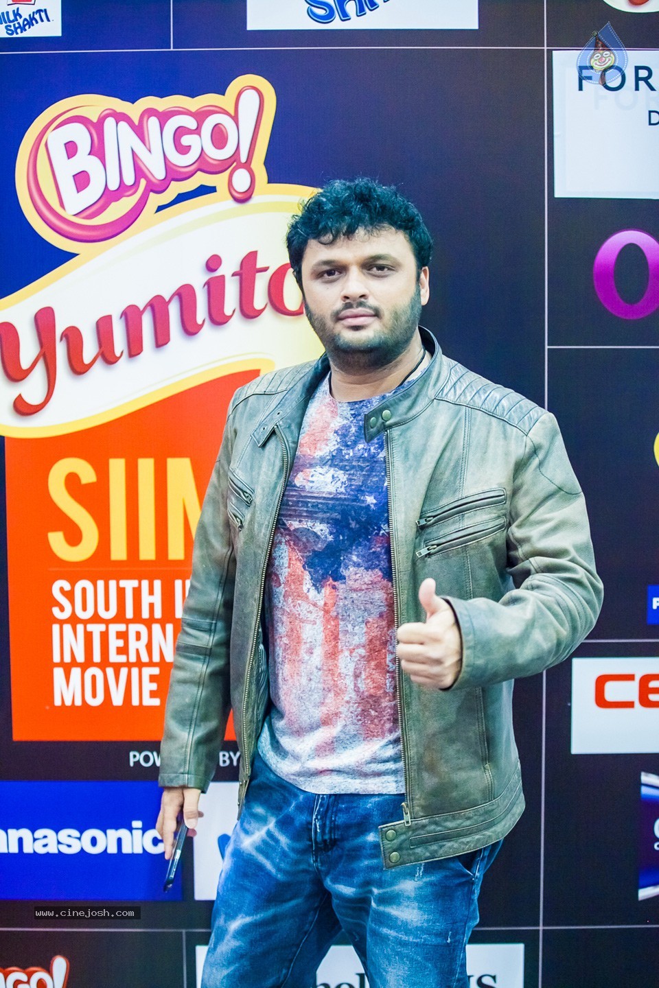 Stars at SIIMA 2013 Awards 01 - 9 / 100 photos