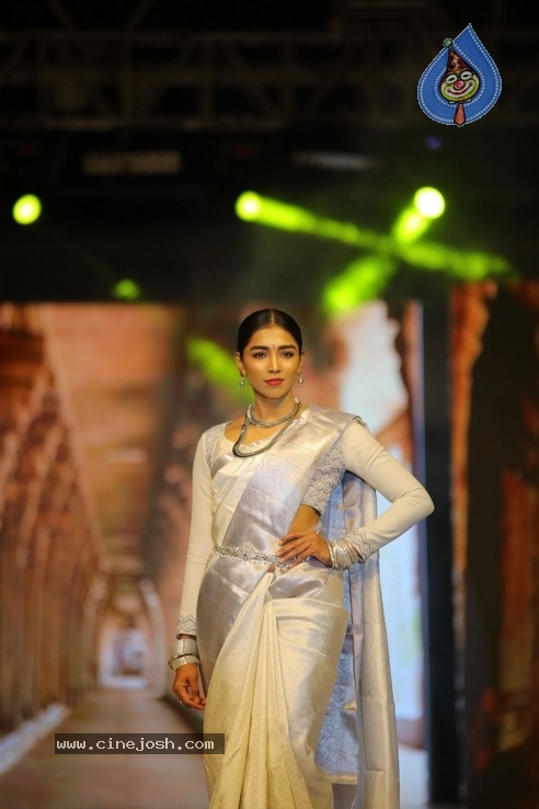 Sthri Grand Launch Designers Fashion Show Photos - 39 / 62 photos