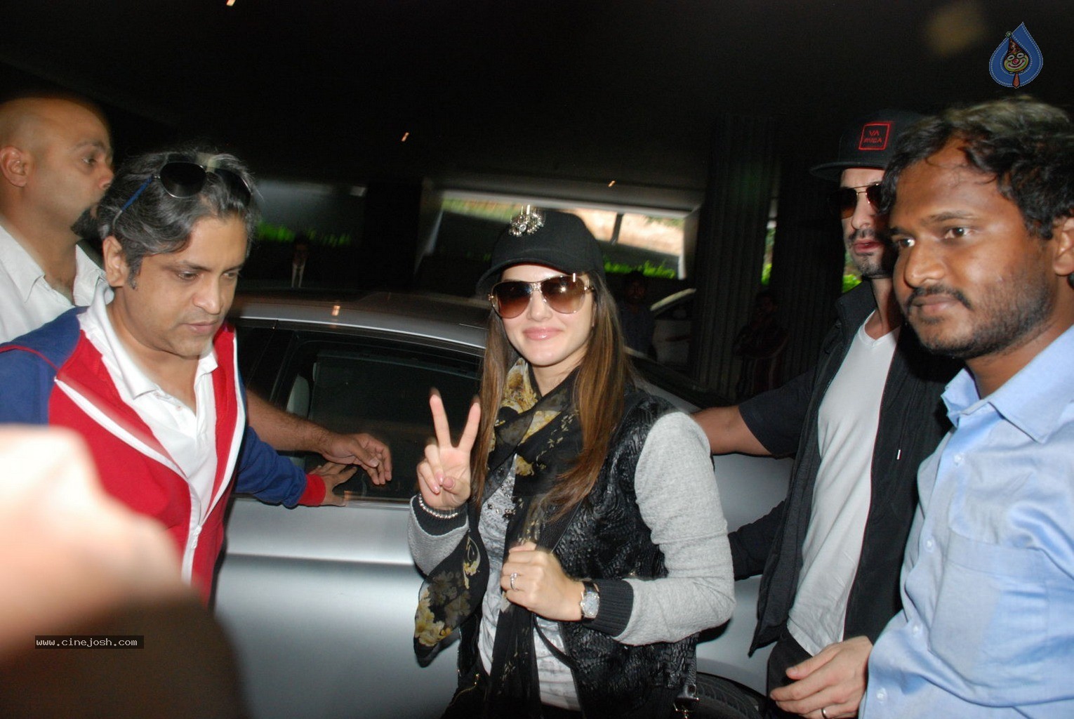 Sunny Leone Arrives Hyd for New Year Bash - 32 / 51 photos