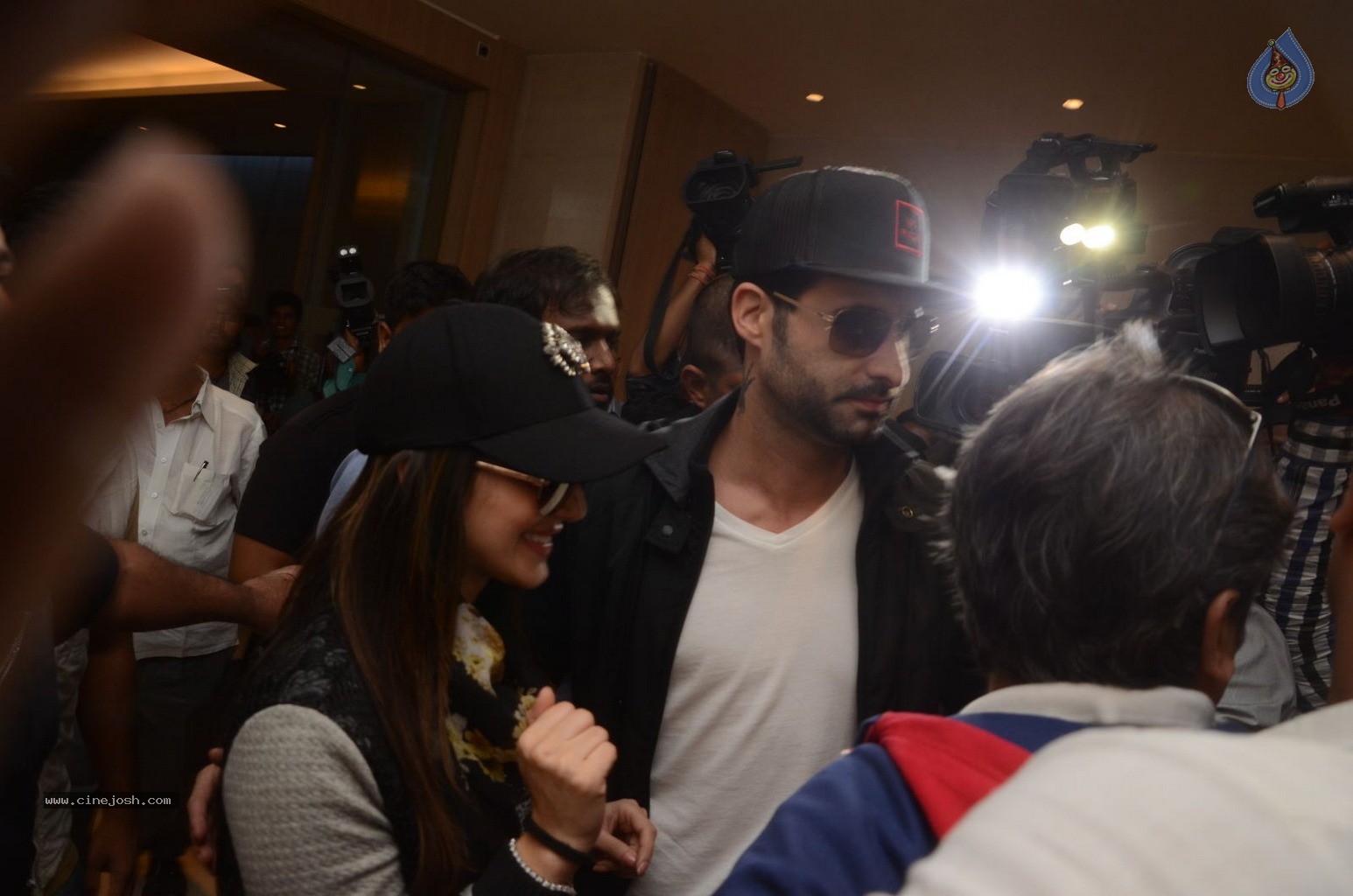 Sunny Leone Arrives Hyd for New Year Bash - 35 / 51 photos