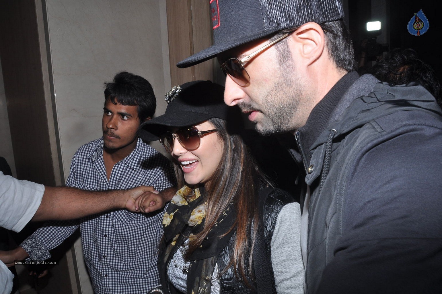 Sunny Leone Arrives Hyd for New Year Bash - 50 / 51 photos