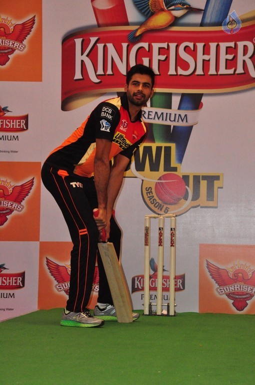 Sunrisers Team at Inorbit Mall - 8 / 28 photos
