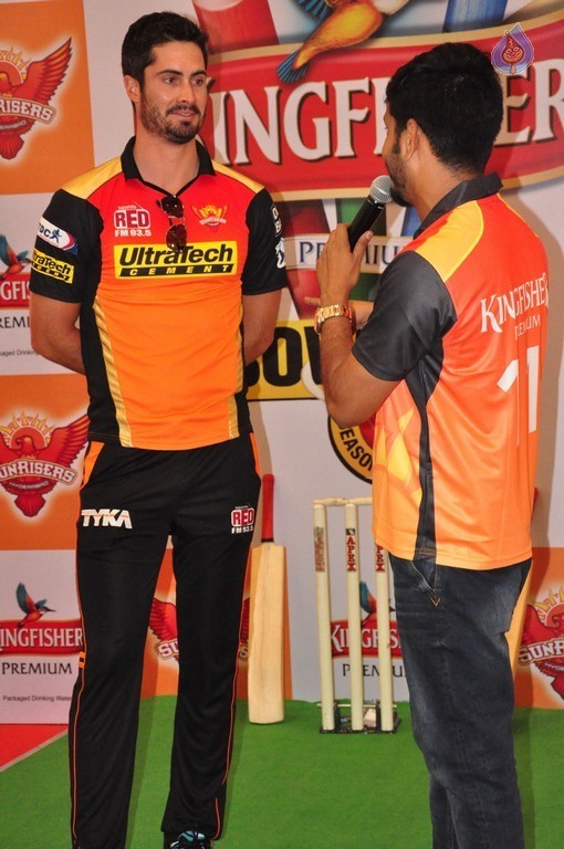 Sunrisers Team at Inorbit Mall - 9 / 28 photos
