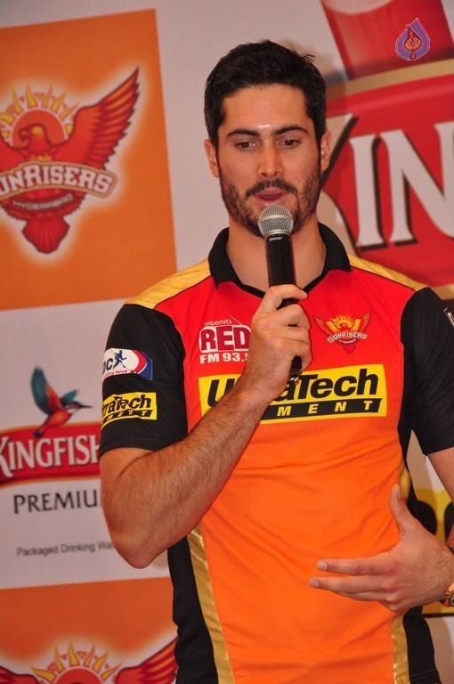 Sunrisers Team at Inorbit Mall - 25 / 28 photos