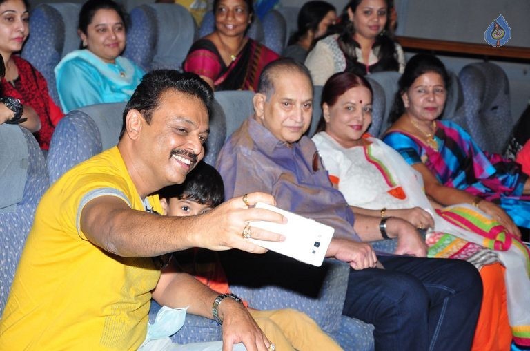 Super Star Krishna at Srimanthudu Screening  - 5 / 33 photos