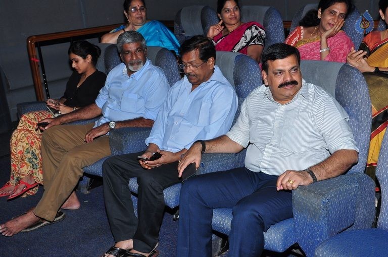 Super Star Krishna at Srimanthudu Screening  - 32 / 33 photos