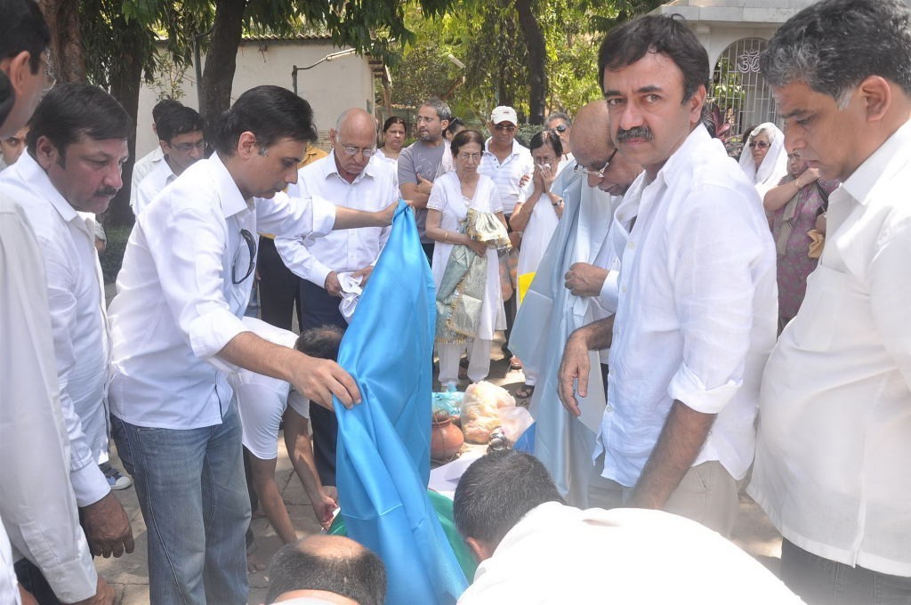 Suresh Hirani Anthima Yatra - 24 / 32 photos