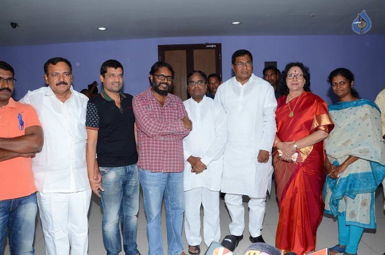 T Congress Leaders Watches Rudramadevi Movie - 4 / 33 photos