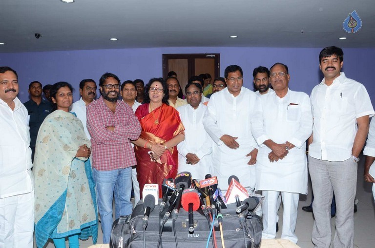 T Congress Leaders Watches Rudramadevi Movie - 6 / 33 photos