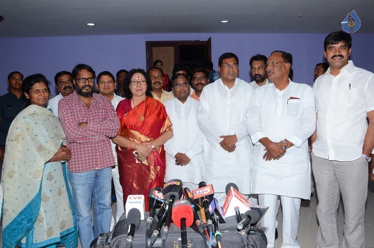 T Congress Leaders Watches Rudramadevi Movie - 7 / 33 photos