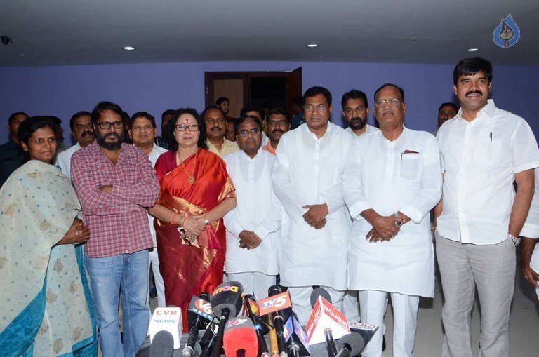 T Congress Leaders Watches Rudramadevi Movie - 9 / 33 photos