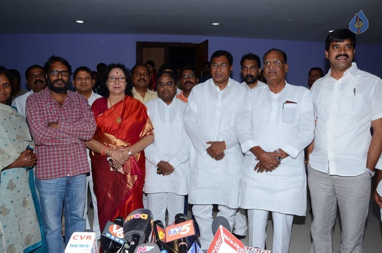 T Congress Leaders Watches Rudramadevi Movie - 14 / 33 photos