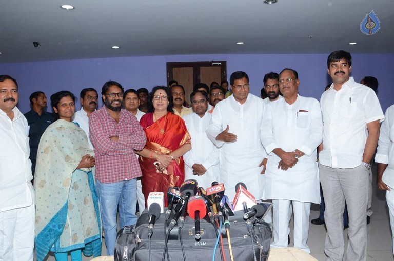 T Congress Leaders Watches Rudramadevi Movie - 16 / 33 photos