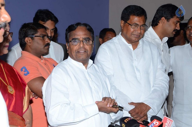 T Congress Leaders Watches Rudramadevi Movie - 17 / 33 photos