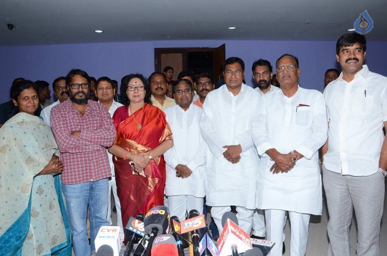 T Congress Leaders Watches Rudramadevi Movie - 20 / 33 photos