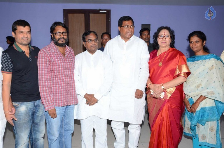 T Congress Leaders Watches Rudramadevi Movie - 21 / 33 photos