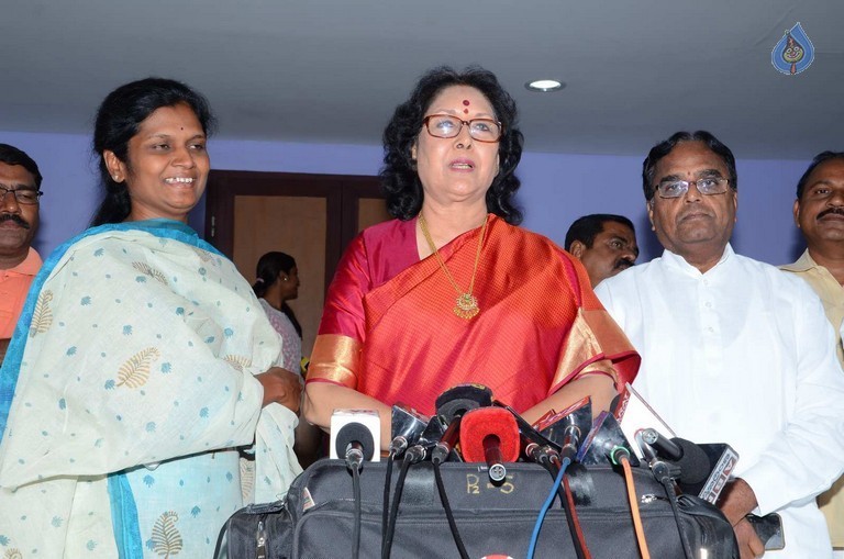 T Congress Leaders Watches Rudramadevi Movie - 28 / 33 photos