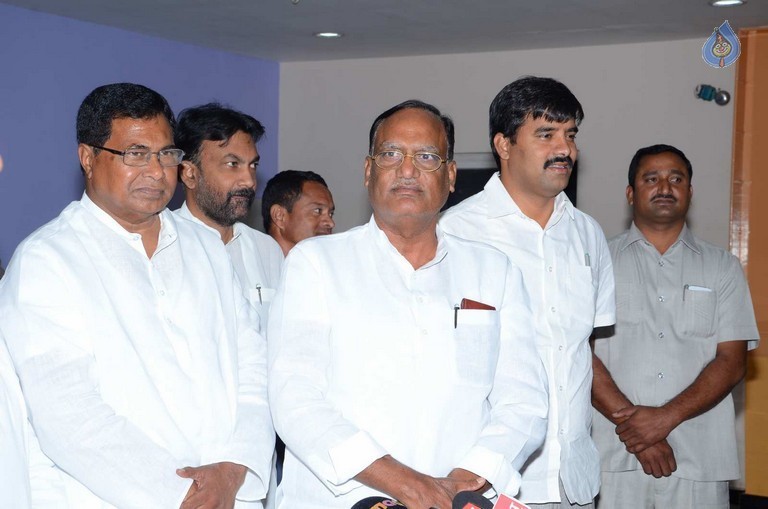 T Congress Leaders Watches Rudramadevi Movie - 32 / 33 photos