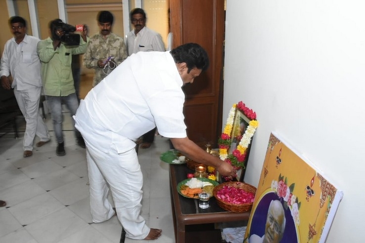 Talasani Pay Homage to Srikath Father - 3 / 5 photos