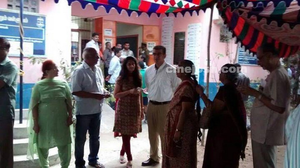 Tamil Celebrities Voting Photos - 65 / 108 photos