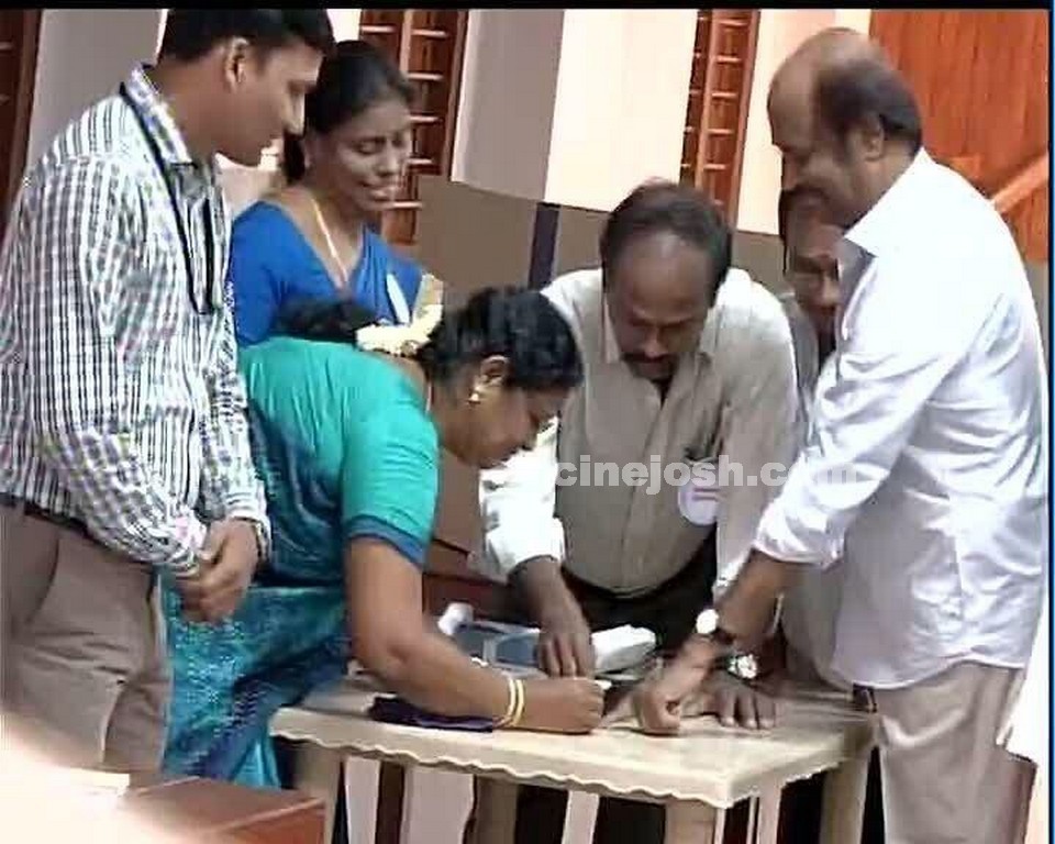 Tamil Celebrities Voting Photos - 92 / 108 photos