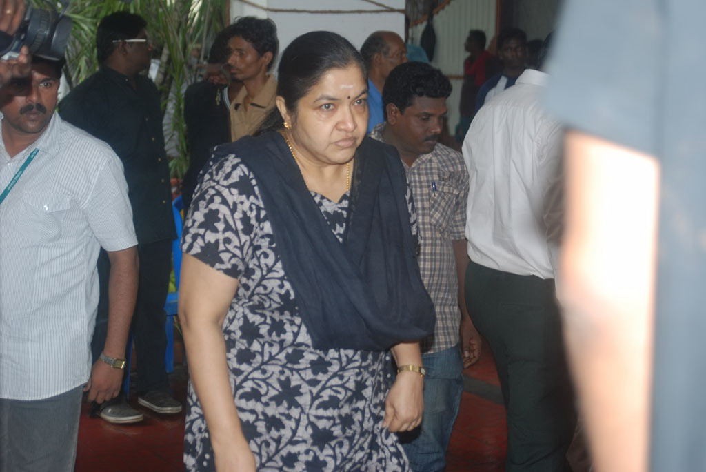Tamil Film Industry Condoles Ilayaraja's Wife - 6 / 85 photos