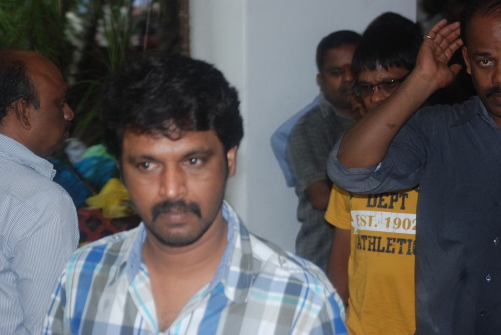 Tamil Film Industry Condoles Ilayaraja's Wife - 35 / 85 photos