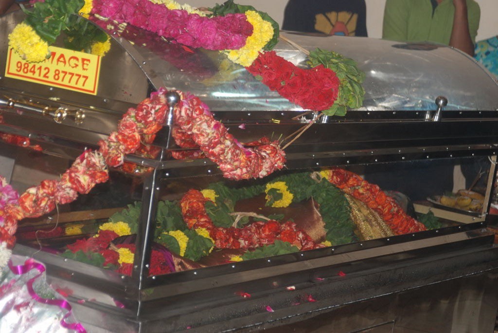 Tamil Film Industry Condoles Ilayaraja's Wife - 44 / 85 photos