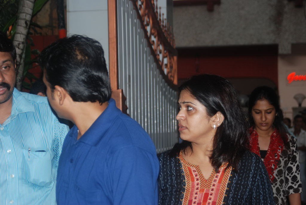 Tamil Film Industry Condoles Ilayaraja's Wife - 84 / 85 photos