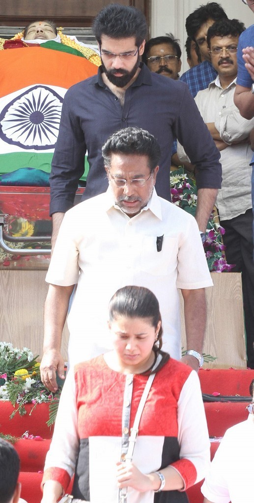 Tamil Nadu CM Jayalalithaa Final Journey Photos - 32 / 147 photos