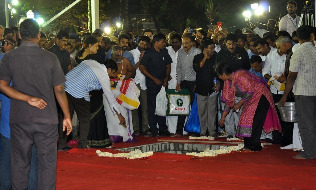 Tamil Nadu CM Jayalalithaa Final Journey Photos - 125 / 147 photos