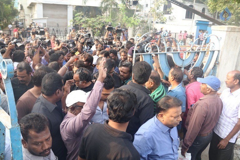 Tamil Stars at Jallikattu Hunger Strike - 5 / 51 photos